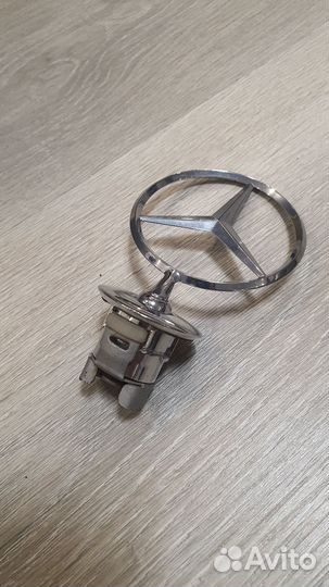 Эмблема mercedes-benz A2218800086