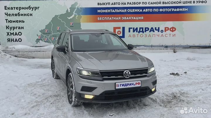 Стекло кузовное глухое правое Volkswagen Tiguan (M
