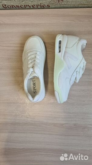 Кроссовки женские