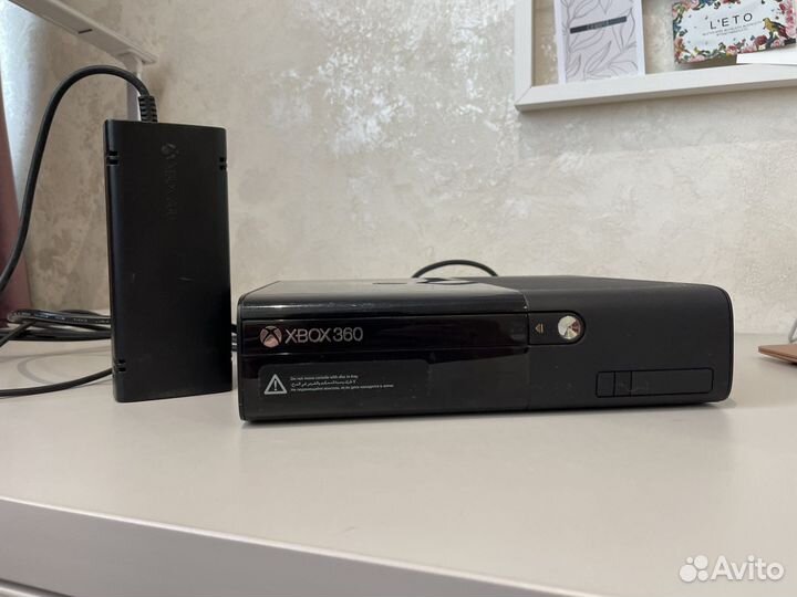 Xbox 360 E console, в комплекте 5 игр