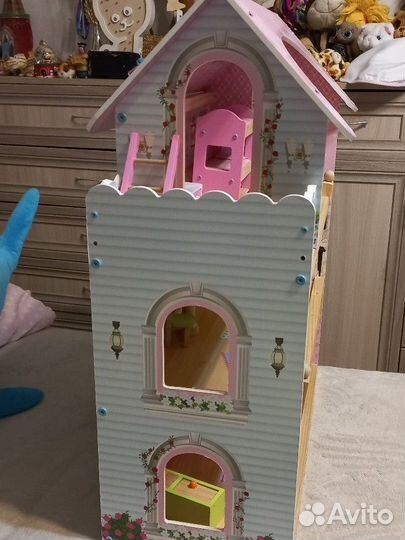 Большой кукольный домик с мебелью