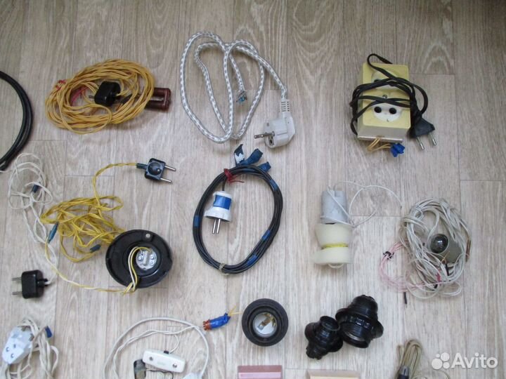 Кучка провода, вилки, запчасти