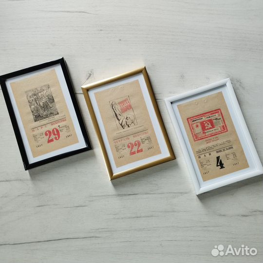 Лист отрывного календаря в рамке. Дата на выбор