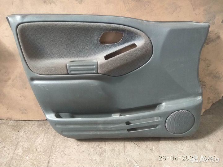 Обшивка передней левой двери Шевроле Трекер 2004 г