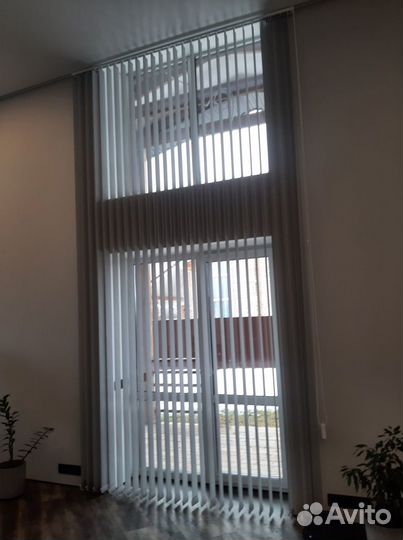 Жалюзи вертикальные треугольные и простые окна