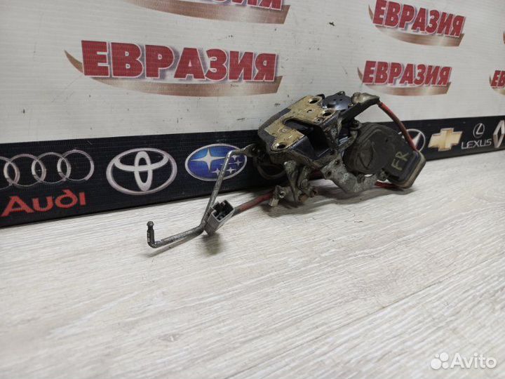 Замок двери передний правый Toyota Carina T210