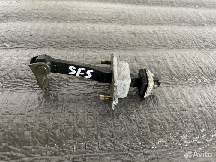 Доводчик передний левый Subaru Forester SF5 EJ20