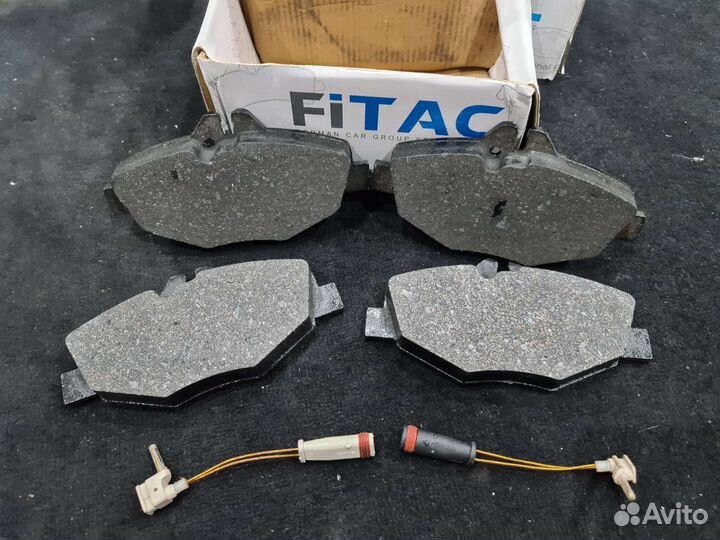 Тормозные колодки передние Mercedes W211