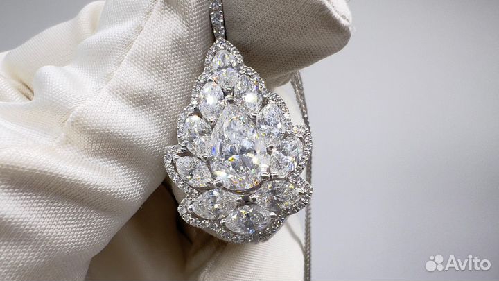 Золотое кулон с бриллиантом 2ct и боковыми грушами