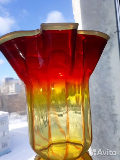 Вазы, цветное стекло, гутная техника Красный май