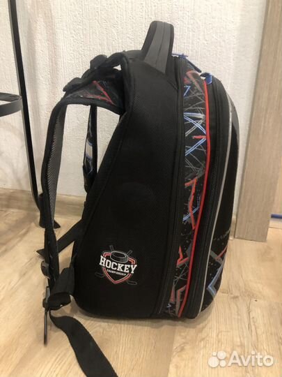 Школьный рюкзак hummingbird T 106