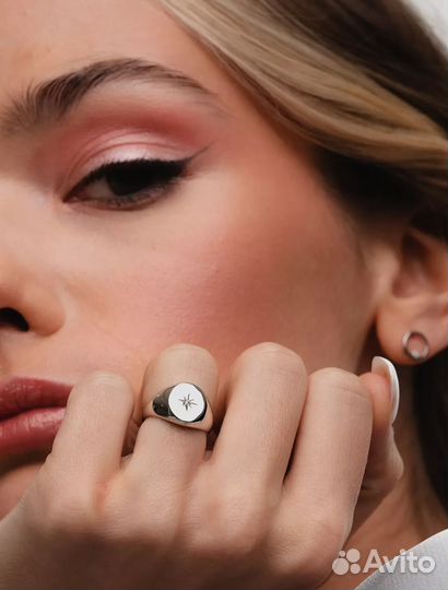 Серебряное кольцо печатка широкое с камнем