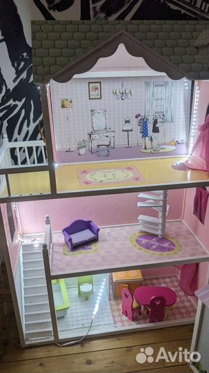 Большой кукольный домик с мебелью