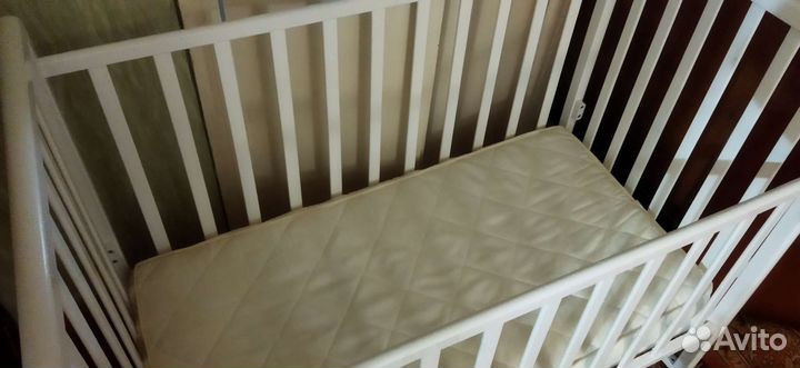 Детская кроватка с маятником