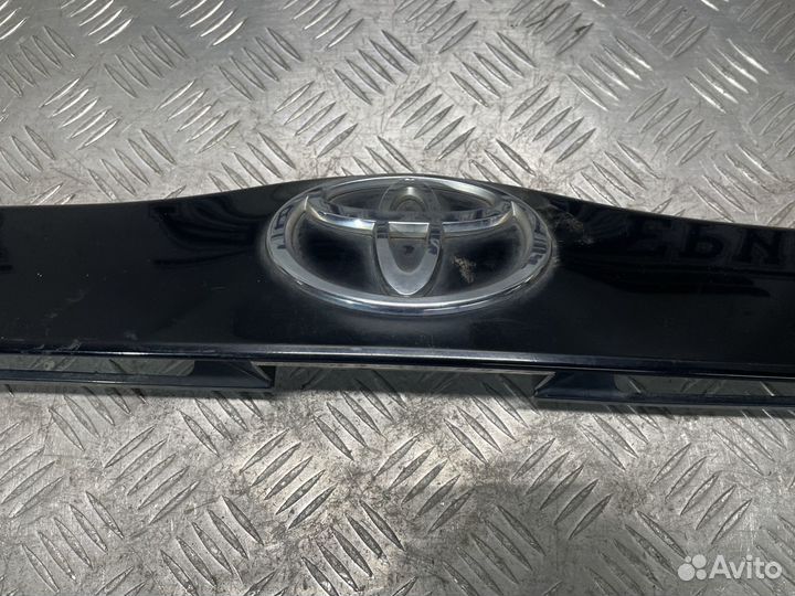 Накладка крышки багажника Toyota Prius 20