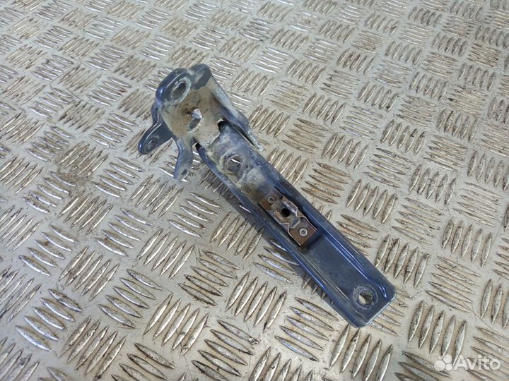 Петля решетки радиатора правая (иас) Volvo 82192396