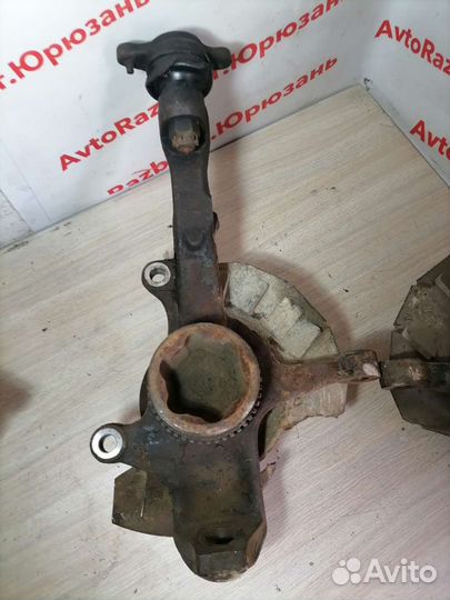 Поворотный кулак Nissan Vanette Mazda Bongo SK824W