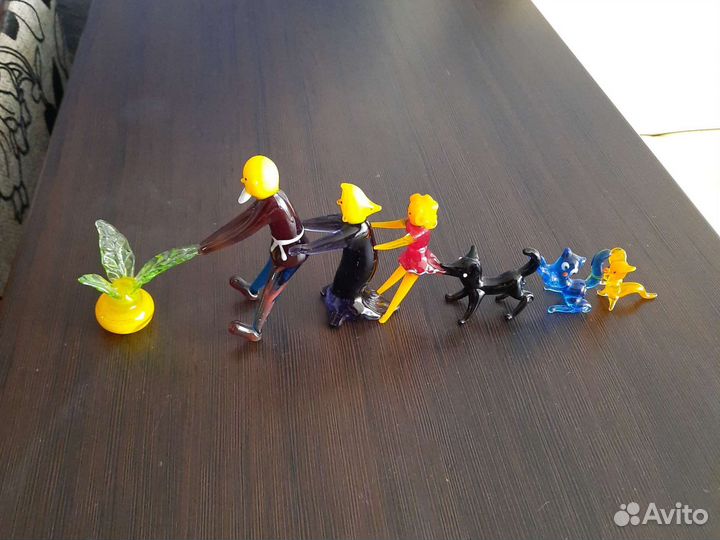 Статуэтки, фигурки из цветного художественного ст