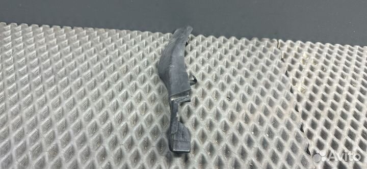 Уголок жабо правый Kia Ceed рест. ED 2010