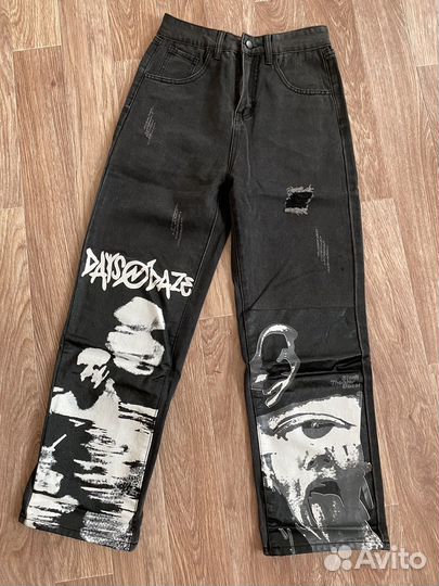 Джинсы широкие с принтом