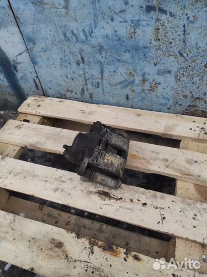 Суппорт правый renault logan,sandero,almera g15,ла