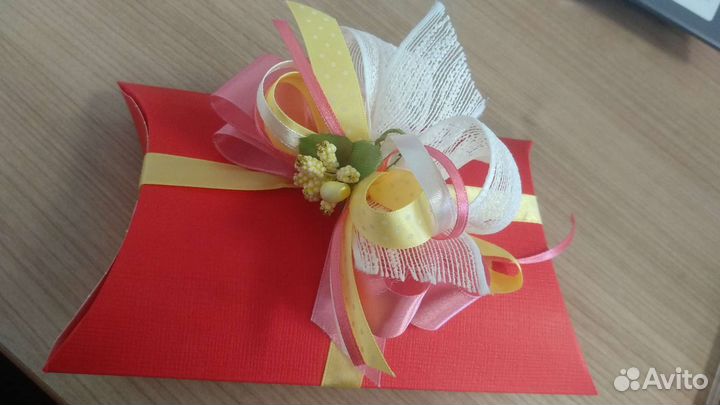 Подарочная коробочка с лентой и цветком