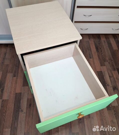 Тумба выкатная на колёсах, три ящика