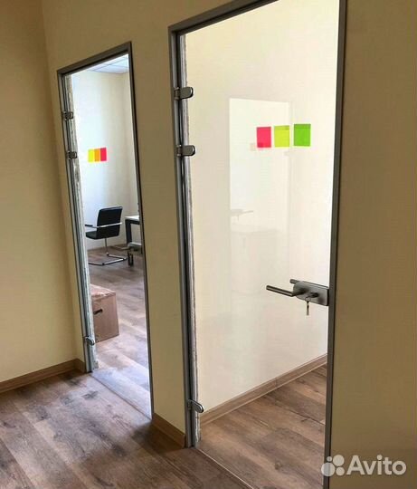 Стеклянная дверь на заказ