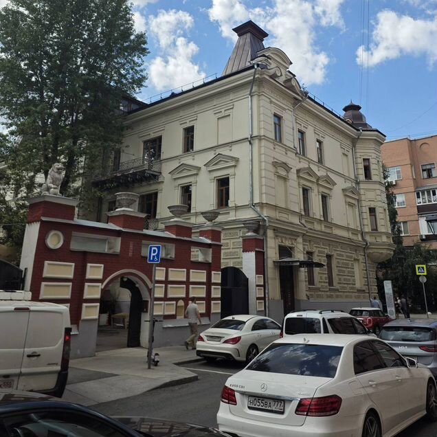 Дом 1818,3 м² на участке 8,9 сот.