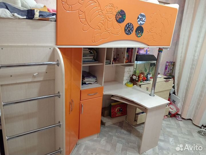 Детская кровать чердак со столом и шкафом