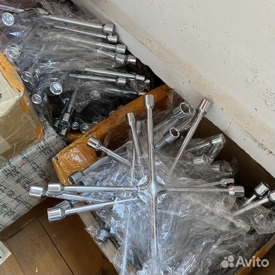 Ключ балонный крестовой новый