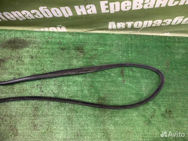 Уплотнительная резинка боковой двери передняя