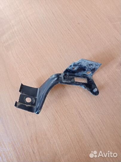 Кронштейн крыла передний левый Volkswagen Passat