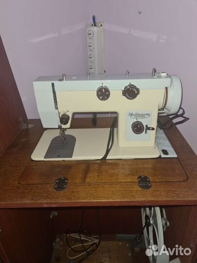 Швейная машинка чайка 143