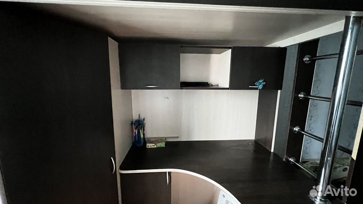 Детская кровать со столом и шкафом