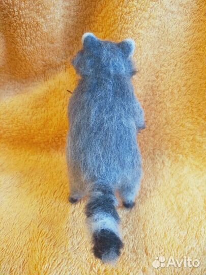 Валяный енот из шерсти с ягодкой