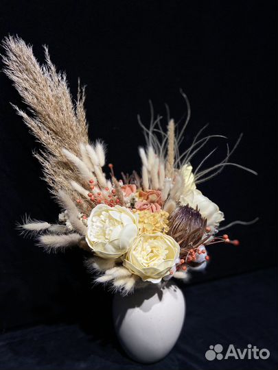 Композиция из сухоцветов и мыльных цветов