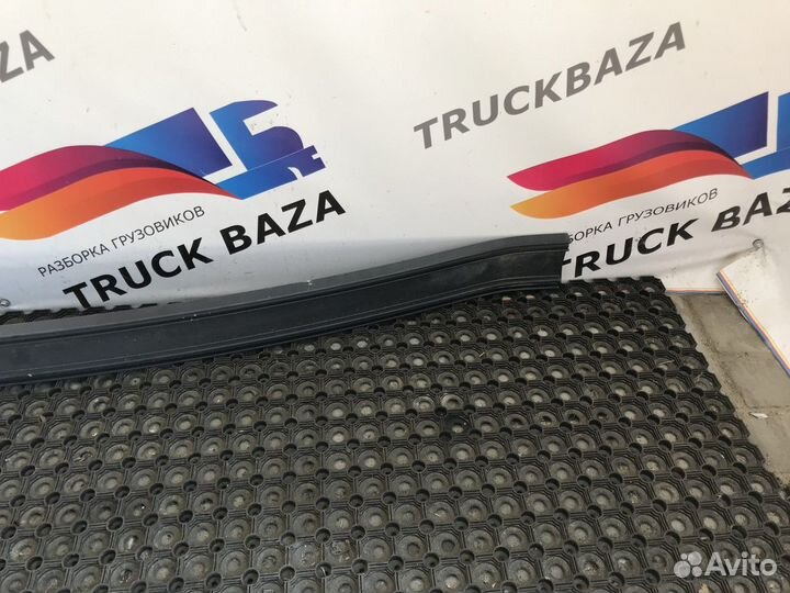 1747684 Кронштейн спойлера верхнего