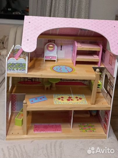 Большой кукольный домик с мебелью