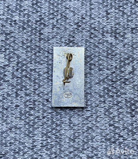 Значок времен СССР - Набережная - Ленинград. Архит