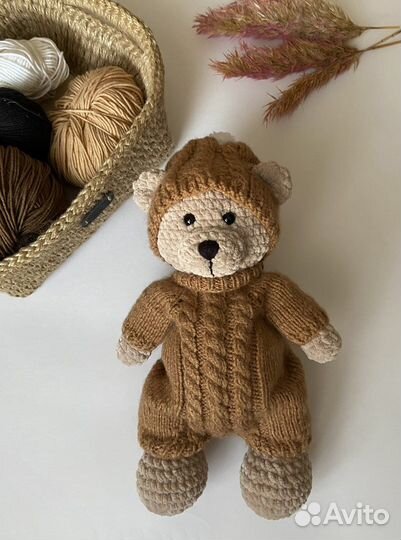 Мишка тедди комбинезоне и шапочке