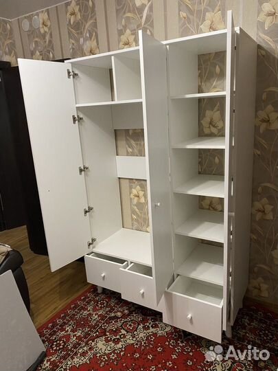 Шкаф трёхдверный белый на ножках