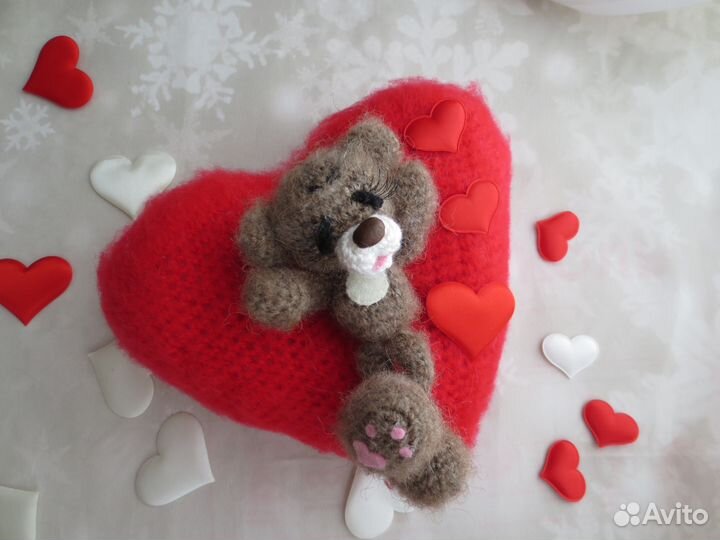 Вязаный мишка на сердце