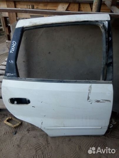Ниссан Тино дверь с дифектом