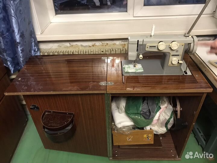Швейная машина Подольск ножная с тумбой