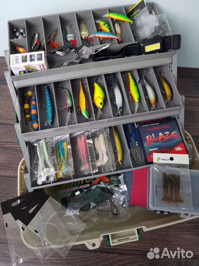 Ящик с набором для рыбалки на спиннинг