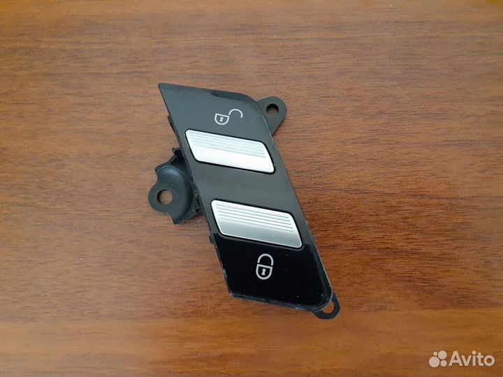 Кнопка центрального замка левая Mercedes W221