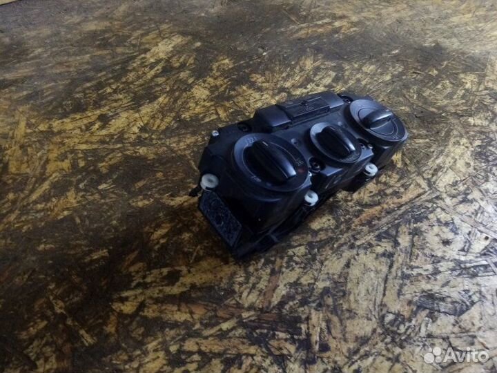 Блок управления климат-контролем Volkswagen Golf 5