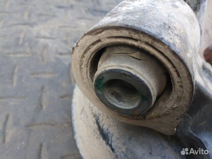 Кулак (цапфа) задний правый Mitsubishi Pajero 4