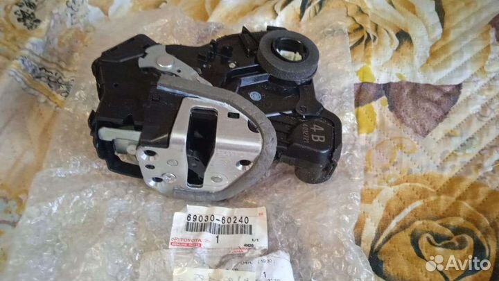 Замок двери передний правый Toyota Rav4 ASA44